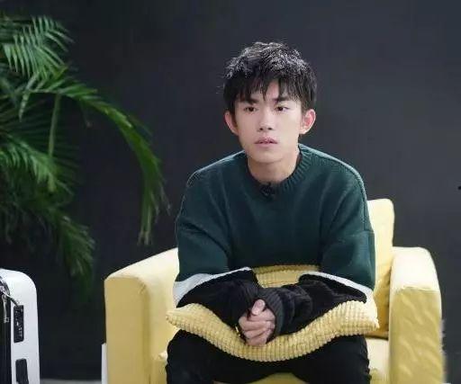 易烊千玺恋情爆料最新消息,神秘女友身份引热议，细节揭秘！